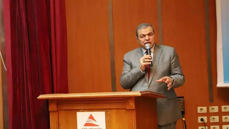 سعفان ومحافظ الشرقية يسلمان 4649 وثيقة تأمين تكافلي للعمالة غير المنتظمة