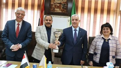 رئيس جامعة المنوفية يكرم الكليات الفائزة بجوائز أفضل استقبال للطلاب ومهرجان المسرح