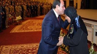 الأم المثالية: تسرد قصة حياتها تزوجت في سن صغير وربنا كرمني بعد تربية البنات.. (فيديو)