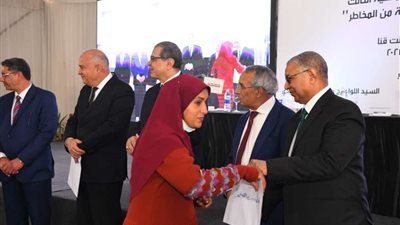 سعفان والداودي يسلمان عدد من وثائق التأمين وعقود عمل لذوي الهمم بقنا