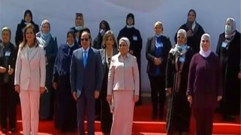 الرئيس السيسي والسيدة قرينته يصلان حفل تكريم المرأة المصرية والأم المثالية