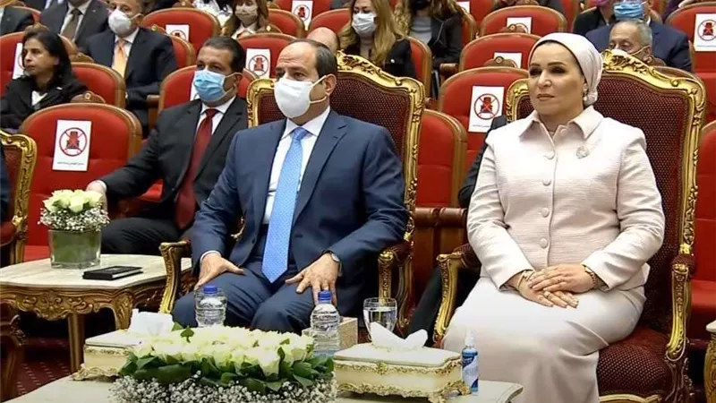 الرئيس السيسي يشاهد فيلمًا تسجيليًا عن تطبيق تحويشة