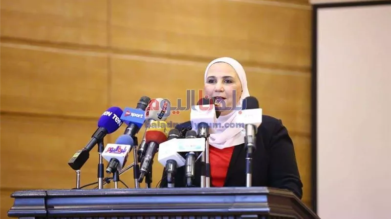 بسبب رئيسها المتحرش.. وزيرة التضامن تطمئن على حالة فتيات دار رعاية 