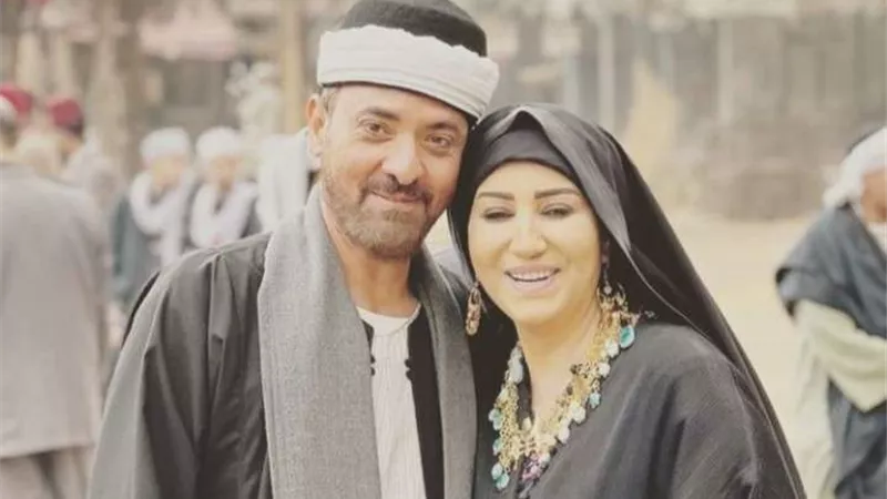 إطلالة غير معتادة لوفاء عامر وفتحي عبد الوهاب داخل كواليس 