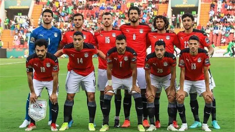 محطات مترو الأنفاق تتزين احتفالا بمباراة منتخب مصر والسنغال بتشيرتات وأعلام