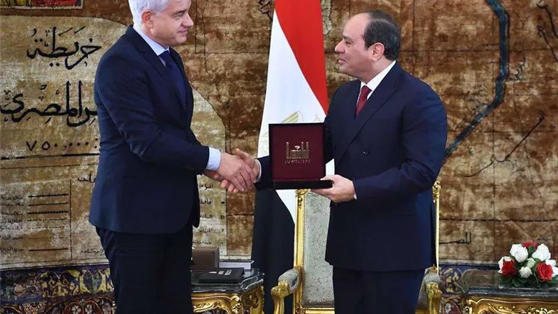بالصور.. السيسي يتسلم وسام 