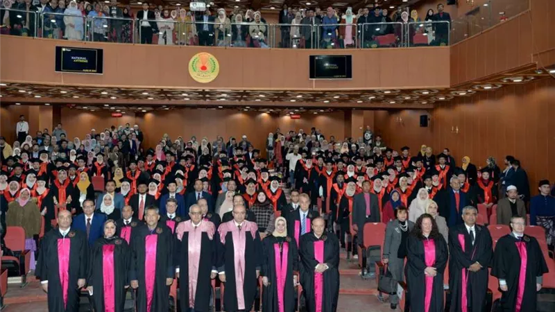 كلية الطب بجامعة المنصورة تحتفل بتخرج 122 طالب ماليزي