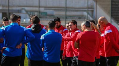 فايلر يجتمع بلاعبي الأهلي استعدادًا للهلال السوداني