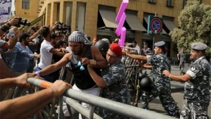 تدافع بين متظاهرين لبنانيين والجيش حول مقر البرلمان