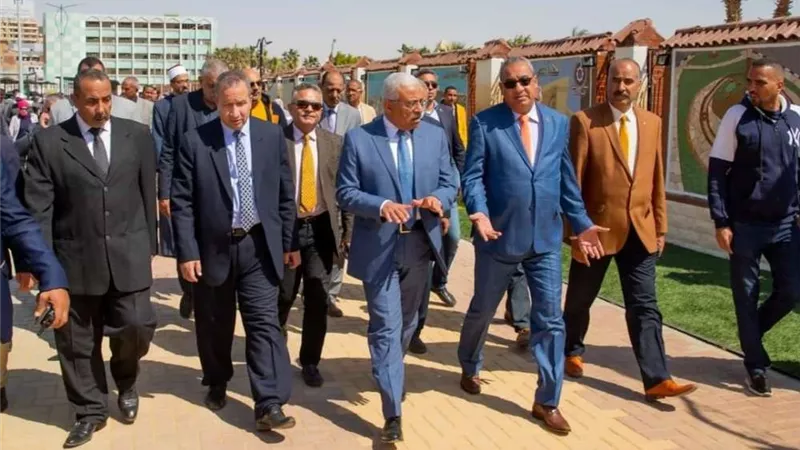 رئيس الجامعة يشارك في افتتاح ممشى السويس الثقافي