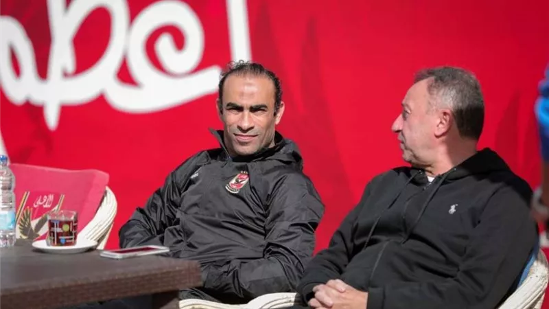 شوبير يكشف كواليس جلسات الخطيب مع لاعبي الأهلي قبل موقعة الهلال المصيرية