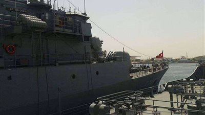 بالصور.. تركيا تبدأ عملية إنزال جنود وآليات عسكرية في ميناء طرابلس