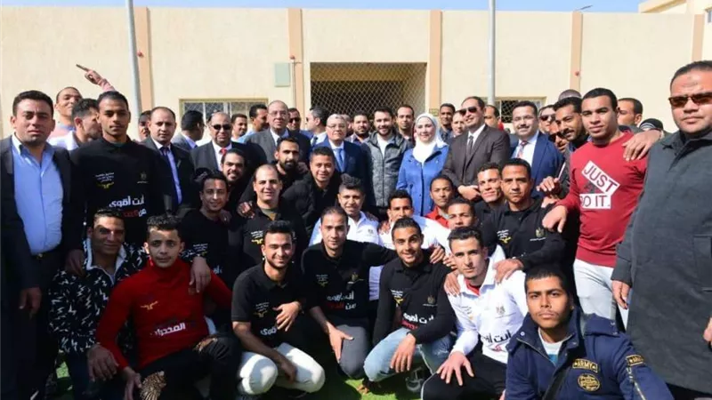 أحمد حسن يشارك المتعافين من الإدمان بالمنيا لعب كرة القدم