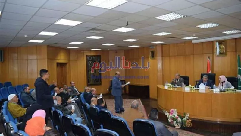 محافظ المنيا يناقش أعمال تنفيذ مبادرة حياة كريمة بـ6 قرى