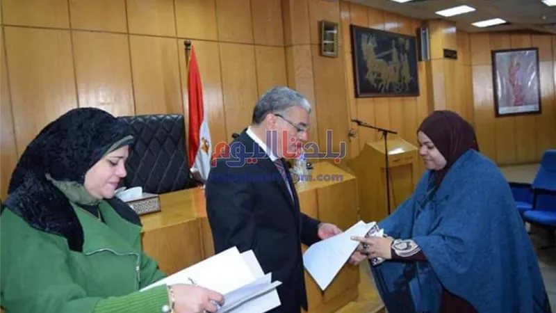 محافظ المنيا يُسلم 156 مشروعًا تنمويًا لمواطني 8 مراكز