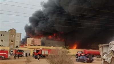 اندلاع حريق داخل مصنع 