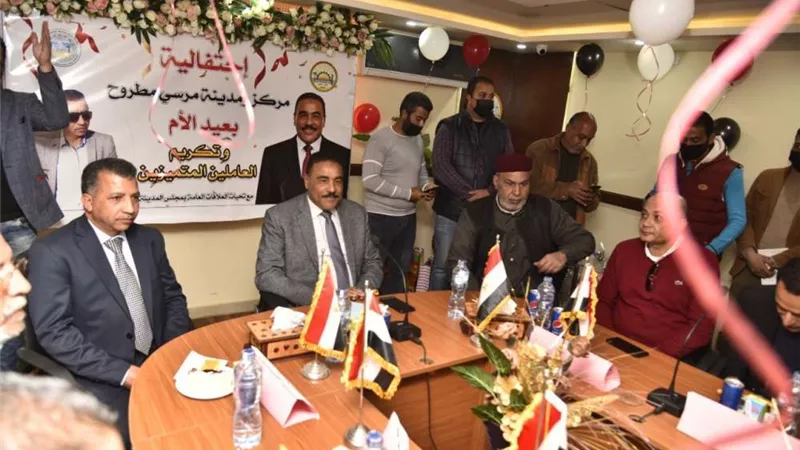 محافظ مطروح يشارك في احتفالية مركز ومدينة مطروح بالأم المثالية