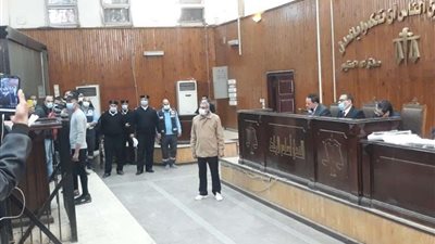 قبل بدء محاكمة كريم الهوارى.. رئيس المحكمة يعزى المحامين فى وفاة رجائى عطية