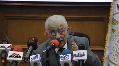 بسبب كورونا.. إعلامي يطالب بتأجيل الدراسة بالمدارس والجامعات