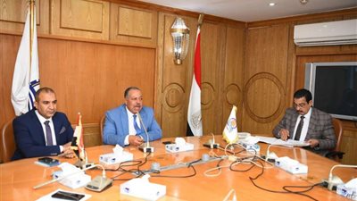 السكرتير العام يجرى جولة مفاجئة على أسواق نجع حمادي وأبوتشت لضبط الأسعار