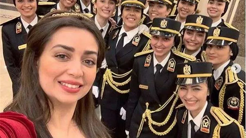 بإطلالة جريئة.. هبة مجدى بصحبة مجموعة من ضابطات الشرطة