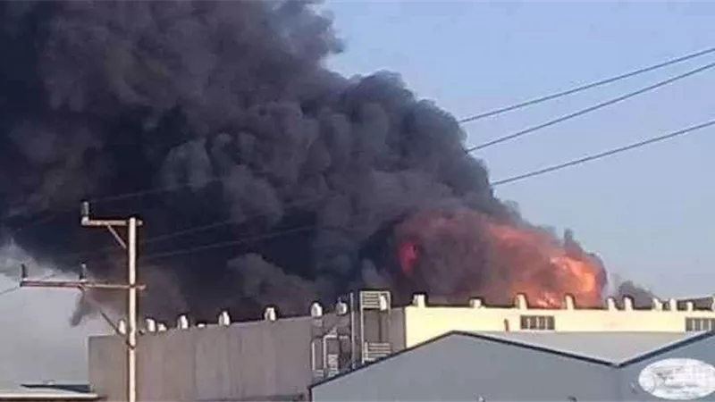 الدفع بـ 4 سيارات إطفاء للسيطرة علي حريق داخل مصنع إسفنج بالصف