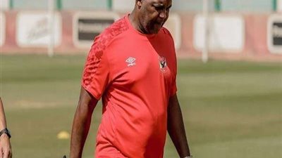 محاضرة موسيماني للاعبين استعداداً للهلال السوداني