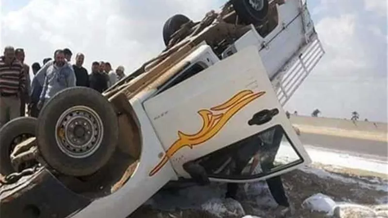 إصابة 3 اشخاص إثر انقلاب سيارة بطريق 