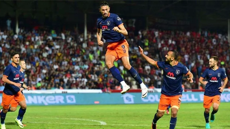تألق تريزيجيه اليوم يقرب باشاك شهير من دوري المؤتمر الأوروبي