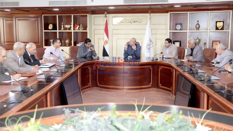 محافظ بني سويف يناقش استعدادات استلام وتوريد القمح لهذا الموسم