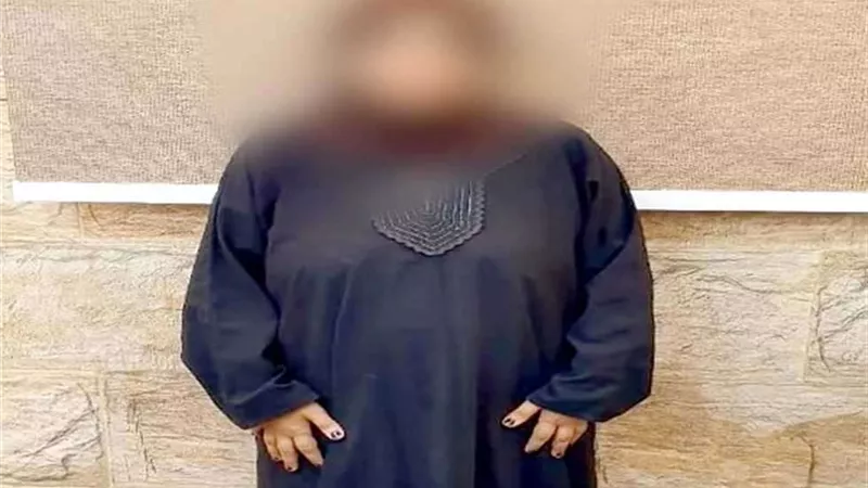 القبض على ربة منزل قتلت طفلتها والقتها في بالوعة صرف صحي بالوراق