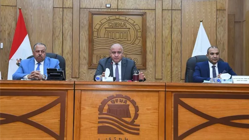 الداودي يلتقى بالشباب المتقدمين للحصول على 