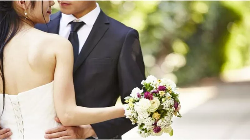 يوم مميز للعروسين في موسكو.. تعرف عليه (صور)