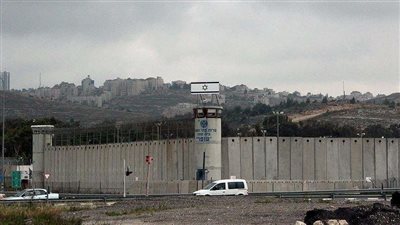 هيئة البث الإسرائيلية: اعتقال سجان بتهمة تهريب هواتف لسجناء أمنيين مقابل المال