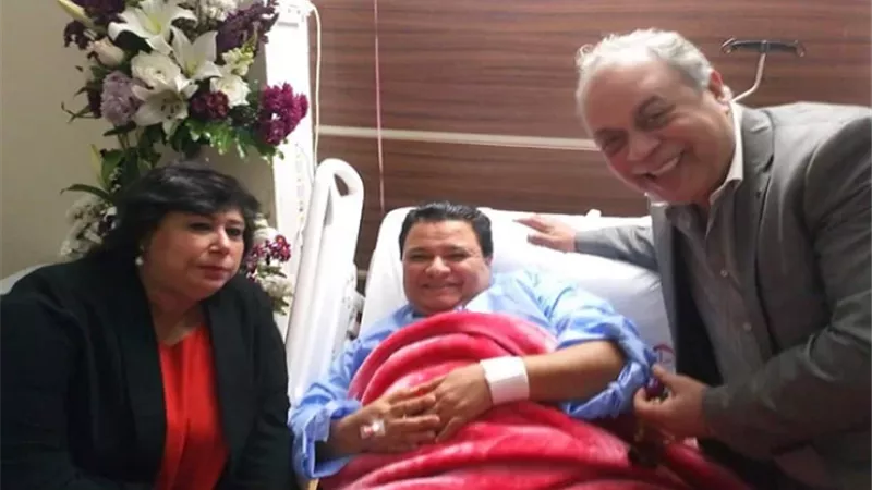 وزيرة الثقافة ونقيب الممثلين في زيارة خالد جلال بالمستشفى