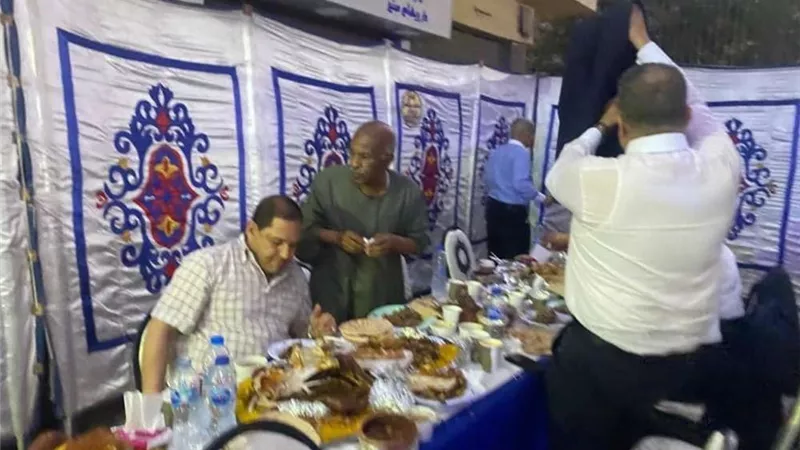 بعد وضع صورته الشخصية على وجبات الإفطار.. برلماني يشعل غضب أهالي الإسماعيلية