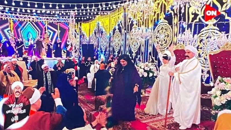 أحمد مكي يسخر من بوسي شلبي.. شاهد