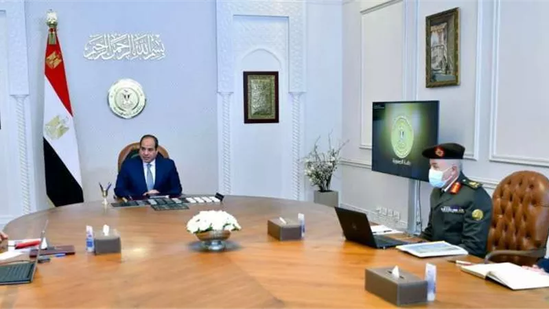 الرئيس السيسي يجتمع بمدير عام مشروعات الخدمة الوطنية للقوات المسلحة