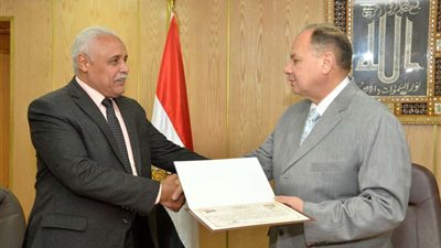محافظ أسيوط يكرم وكيل التربية والتعليم ومدير التعليم الفني تقديرًا لتفانيهما في عملهما