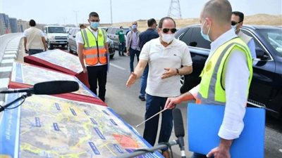 الرئيس يستمع لشرح أحد العاملين بمشروعات تطوير محاور القاهرة.. فيديو