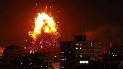 طيران الاحتلال الإسرائيلي يشن ضربات جوية عنيفة على غزة