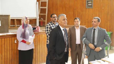 رئيس جامعة جنوب الوادي يتفقد امتحانات الميد ترم بكلية العلوم