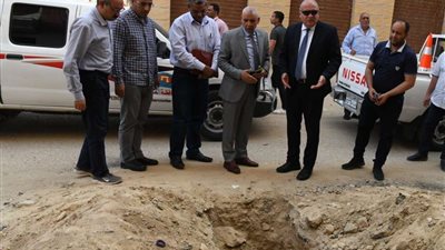 محافظ قنا يجرى جولة ميدانية لمتابعة مشروع إحلال وتجديد شبكات المياه بمنطقة الكنوز