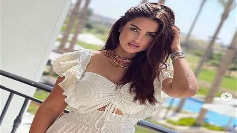 ظهور الفنانه درة بإطلالة رياضية أثناء ركوبها الخيل