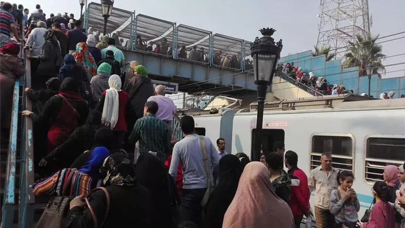 سيدة تلد طفلة داخل المترو بمحطة الدمرداش