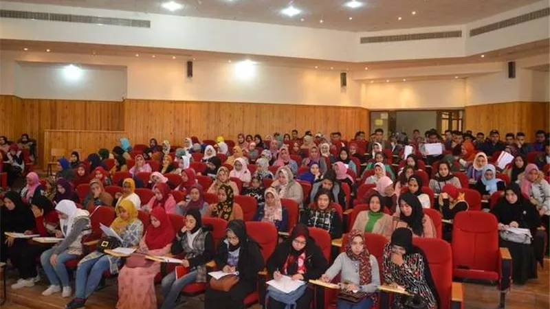 طلاب الثانوية العامة يحتشدون بقاعة القوافل التعليمية المجانية في الوادي الجديد