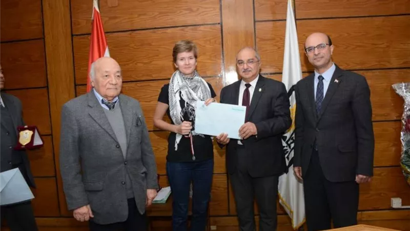 رئيس جامعة أسيوط يُودع طلاب روسيين بعد دراستهم للطبيعة المصرية