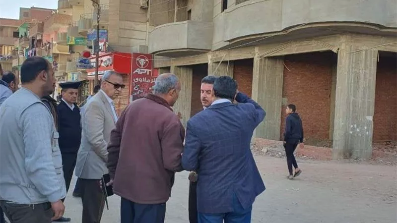 محافظ القليوبية يزيل طوابق مخالفة بأحد الأبراج السكنية في بنها