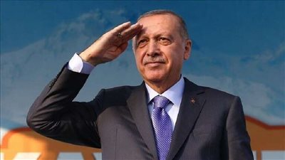 أردوغان يشكر جمهوره في الانتخابات عن طريق توزيع الشاي