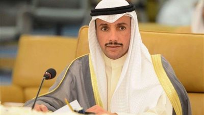 رئيس مجلس الأمة الكويتي يلقي نسخة خطة ترامب للسلام في سلة القمامة